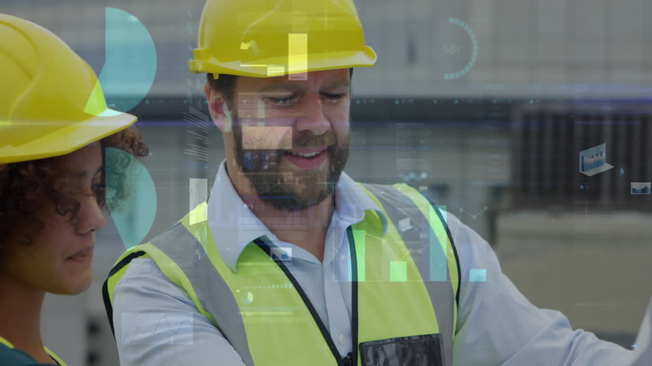 arquitectos mirando un plan de construcción 4k