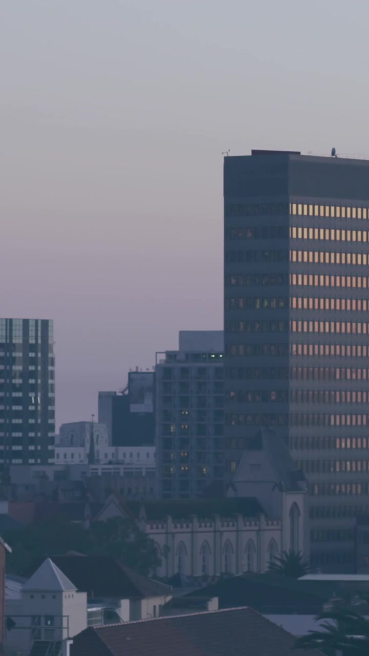 Animación de iconos de medios y negocios sobre un paisaje urbano