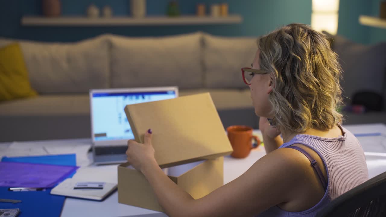 mujer quejándose de la entrega de carga rota o dañada.