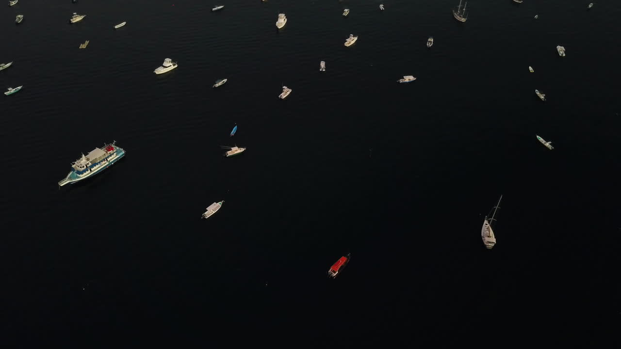 보트와 요트로 가득한 아름다운 선착장