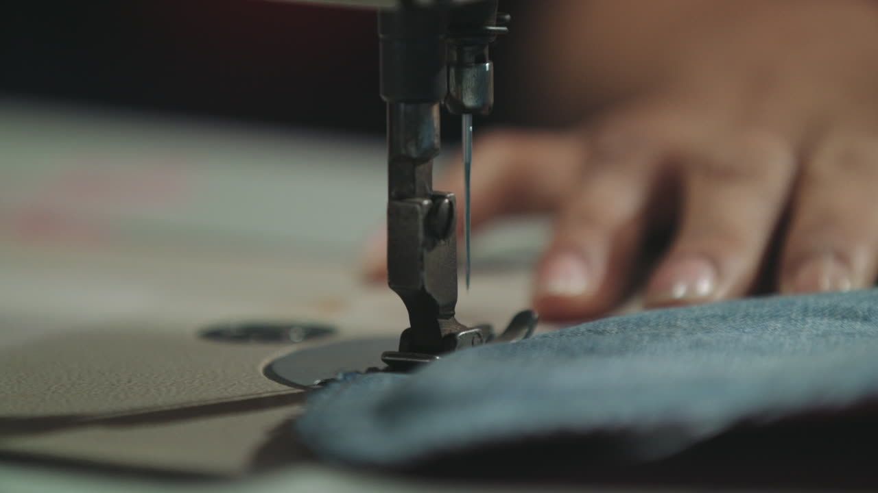 primer plano de una máquina de coser trabajando en un denim