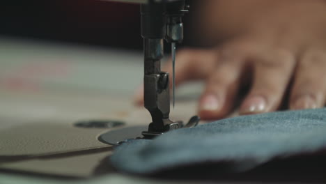 Primer-Plano-De-Una-Máquina-De-Coser-Trabajando-En-Un-Denim