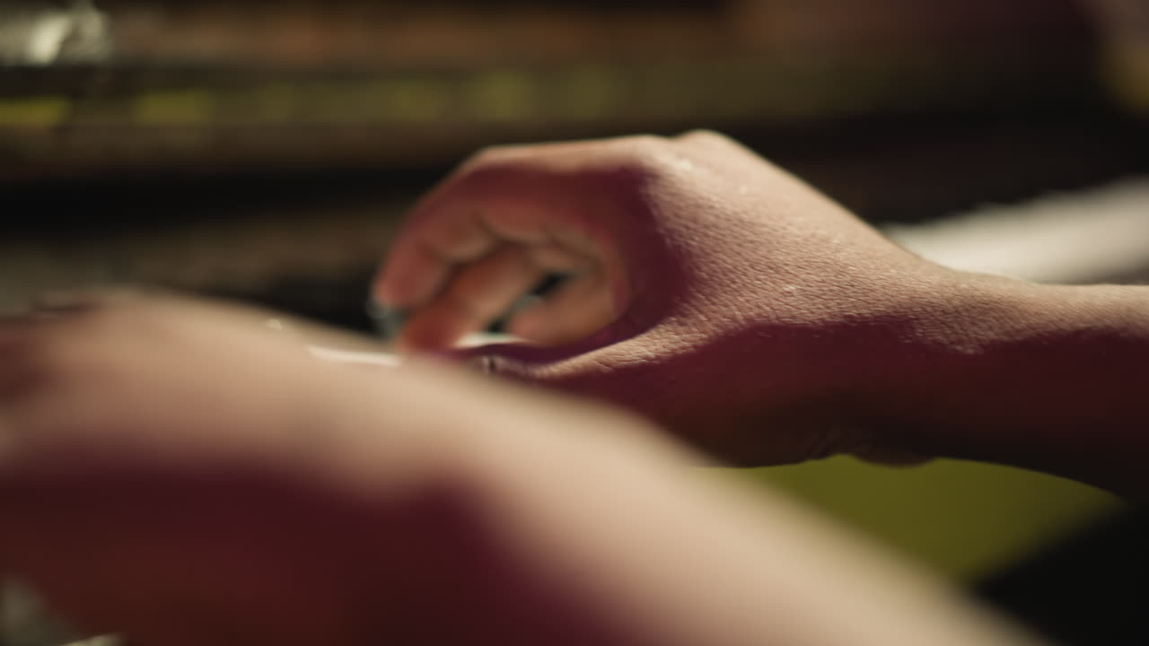 클래스 클로즈업에서 피아노를 연주하는 흑인 남자 손. 아프리카계 미국인 뮤지션이 악기 키보드에서 조화로운 음악 소리를 연주합니다. 창의적인 여가