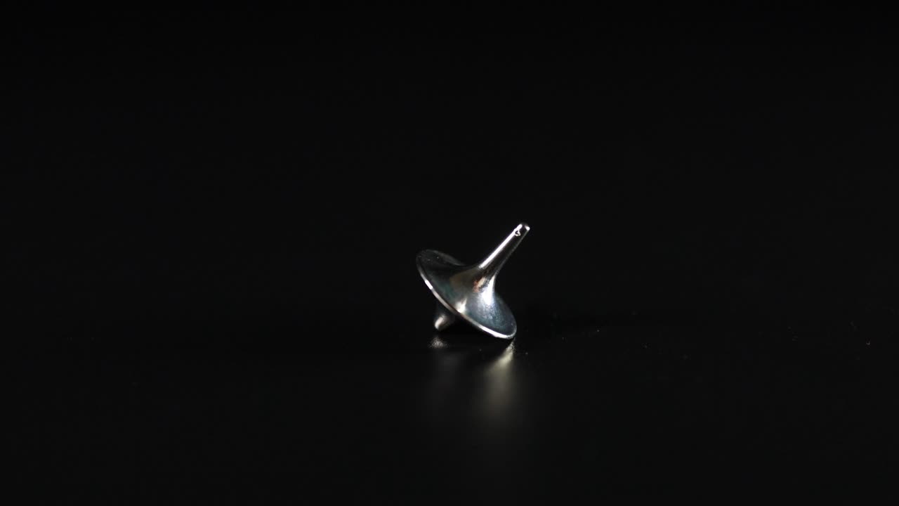 mano girando una tapa en una superficie