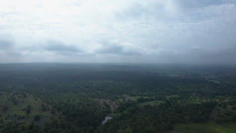 Luftaufnahme-Des-Texas-Hill-Country-An-Einem-Nebligen,-Bewölkten-Tag