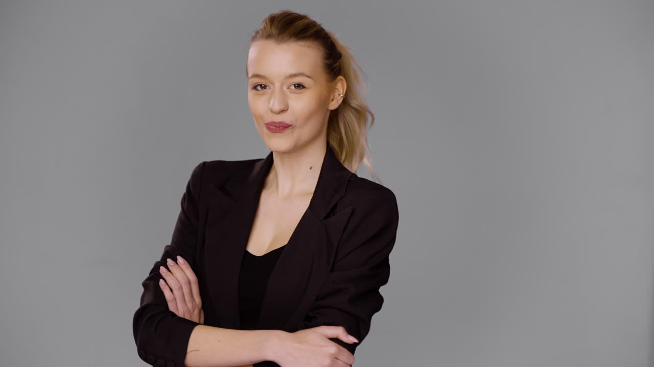 женщина в черном блейзере.