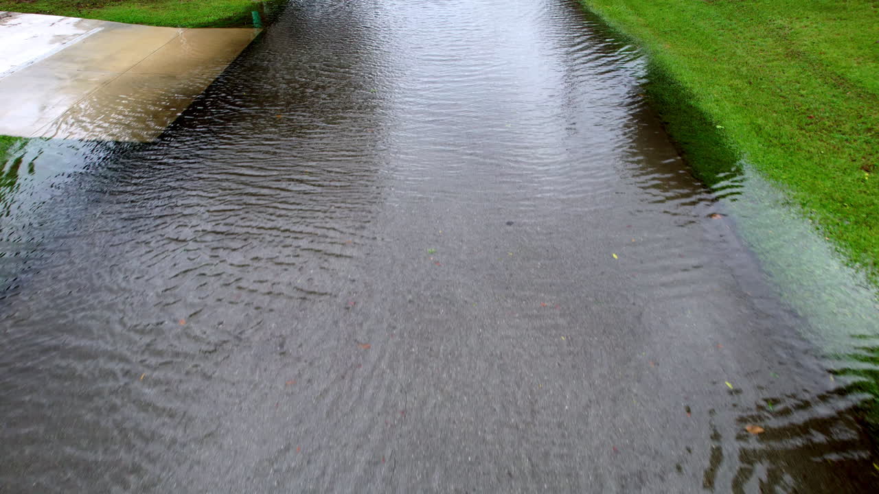 disparo de un avión no tripulado en ángulo hacia abajo de una calle inundada