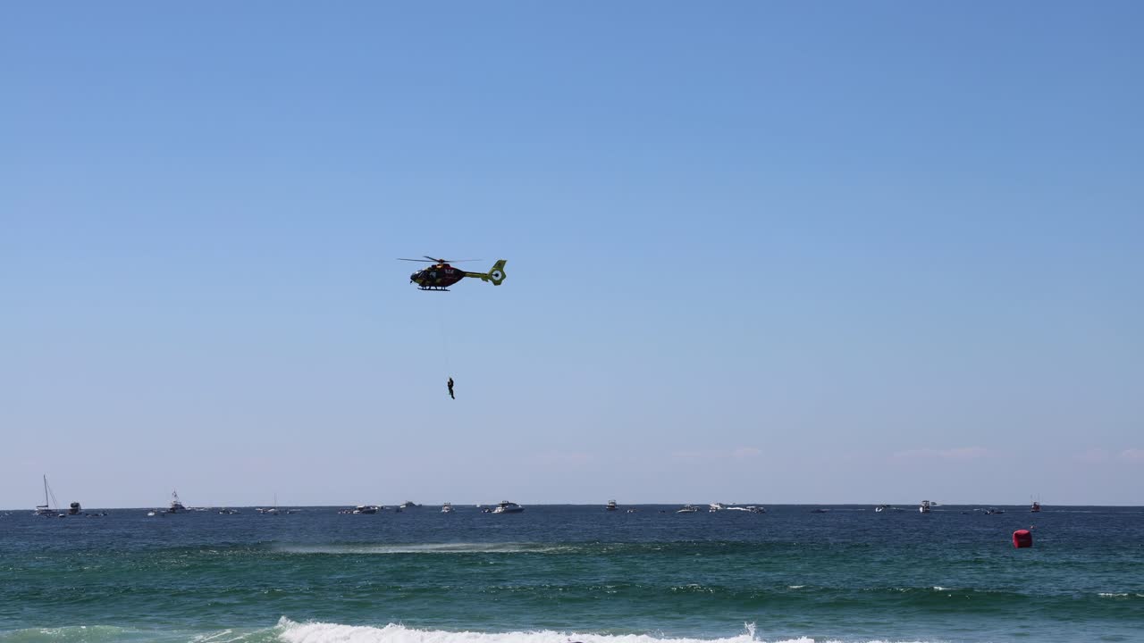 바다 위를 날아다니는 헬리터, 순서대로 찍혔습니다.