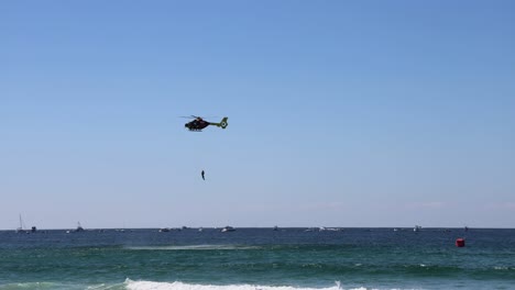 helicóptero volando sobre el océano, capturado en secuencia