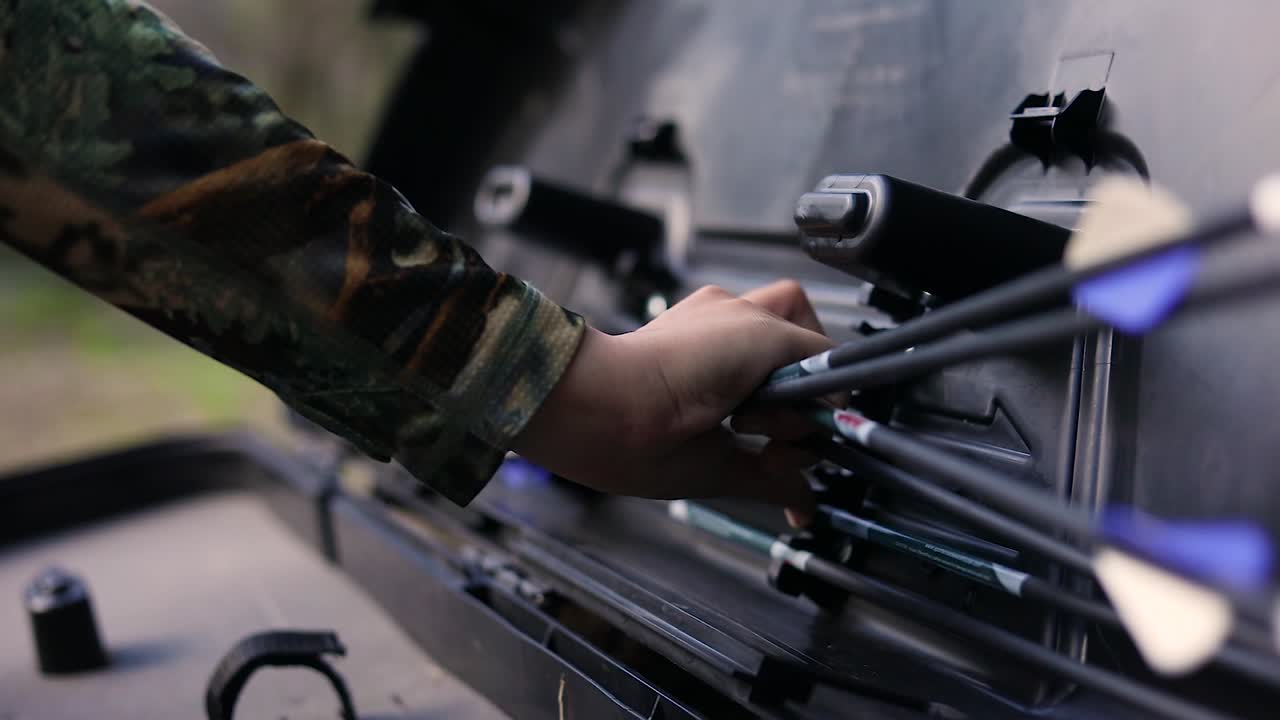 케이스에서 천천히 꺼내지는 화살