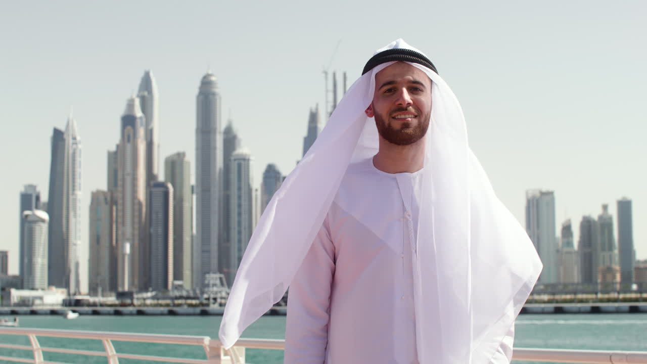 아랍 의 옷 을 입은 남자 가 야외 에서 포즈 를 취 하고 있다