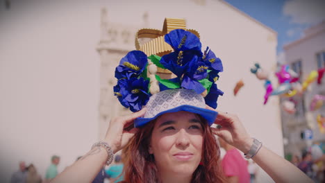 Mädchen-Beim-Festa-Dos-Boardes-In-Portugal,-Das-Einen-Traditionellen-Hut-Aufsetzt