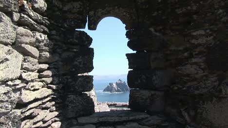 Versteckter-Blick-Auf-Die-Skellig-Inseln