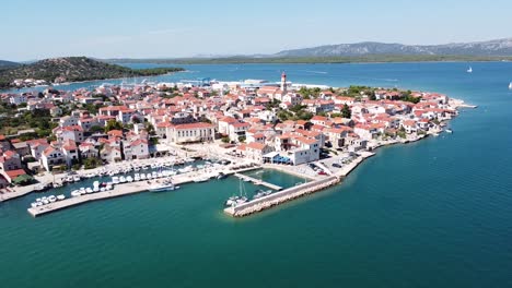 Betina-En-La-Isla-De-Murter,-Croacia---Vista-Aérea-De-Drones-De-La-Hermosa-Ciudad,-El-Puerto-Y-La-Costa-Adriática