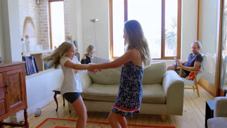 hermanos bailando juntos en la sala de estar 4k