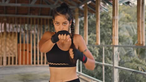 mujer boxeadora en entrenamiento