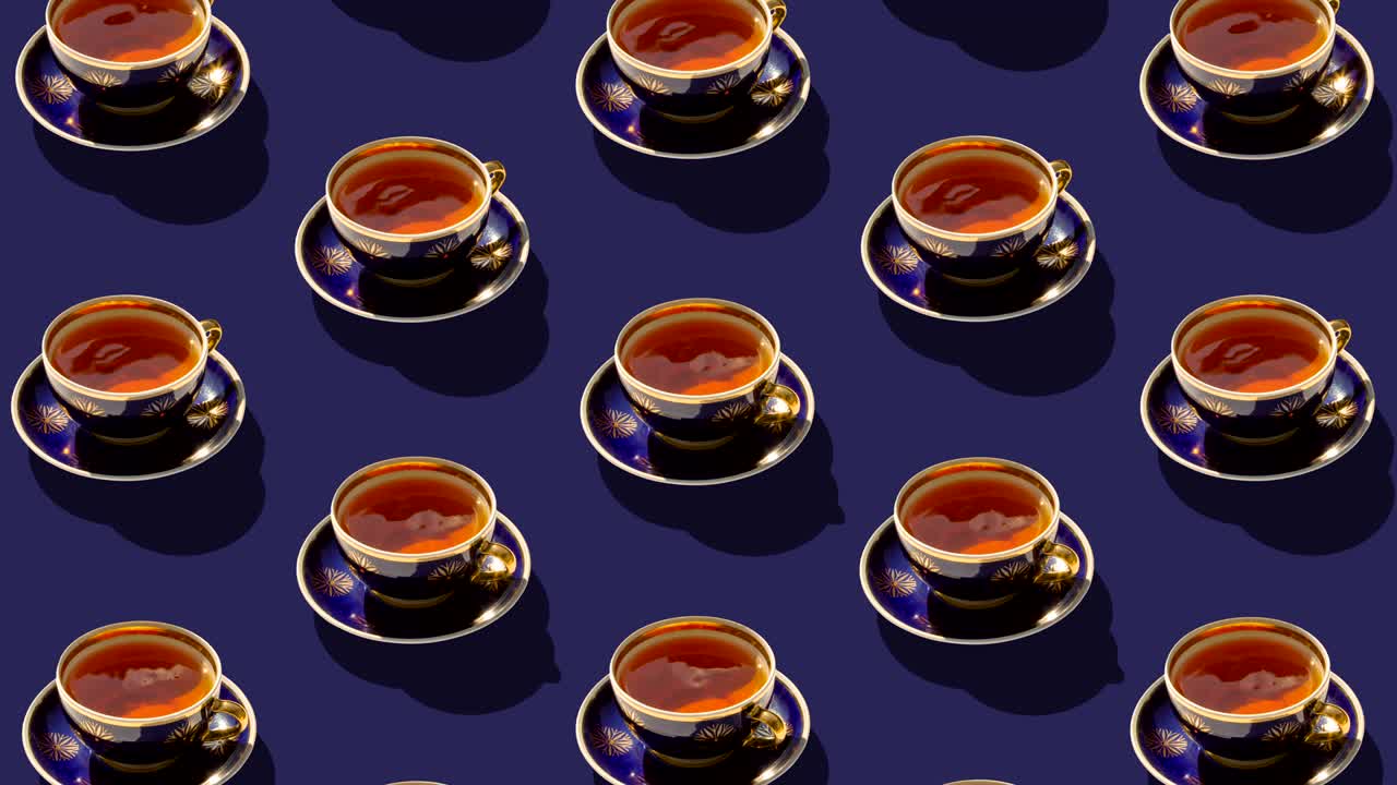 el fondo de las tazas con té