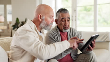 Reden,-Tablet-Oder-ältere-Männer-In-Den-Sozialen-Medien