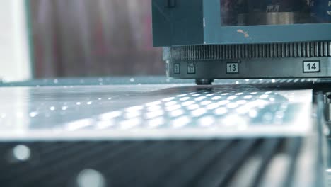 prensa industrial para exprimir pequeños espacios en blanco de chapa de metal. máquina de perforación