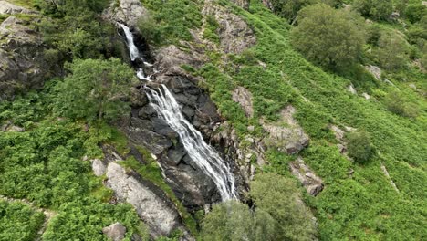 imágenes aéreas de drones de la cascada taylor gill force en prestadale, seathwaite y es una de las cascadas más altas, en el parque nacional del distrito de los lagos