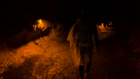 volcán mauna loa, mujer caminando por un sendero en un túnel oscuro en hawaii