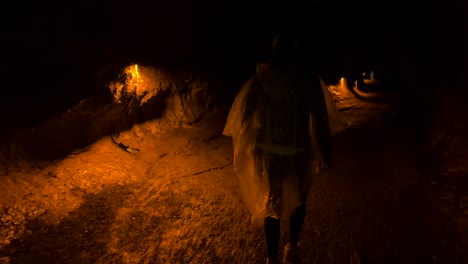 volcán mauna loa, mujer caminando por un sendero en un túnel oscuro en hawaii