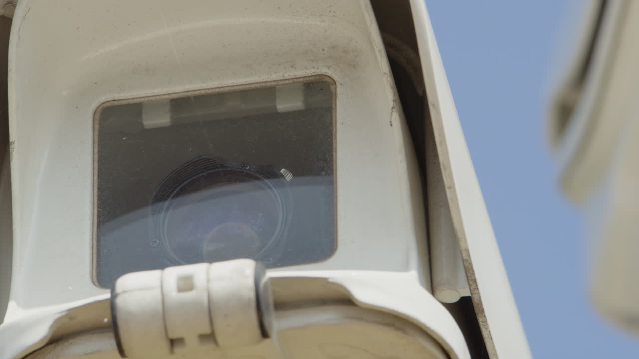 близкий статический снимок системы камер видеонаблюдения в защитном корпусе, наблюдение