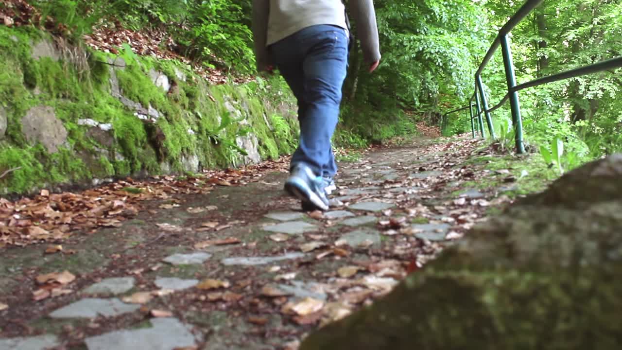 hombre caminando en el parque