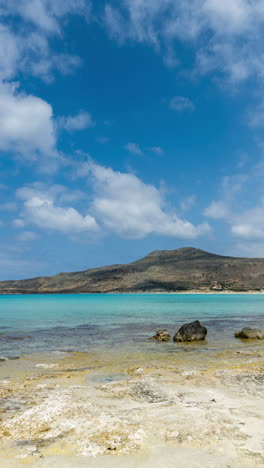 Playa-De-Simos-En-La-Isla-De-Elafonissos,-Grecia-En-Vertical.