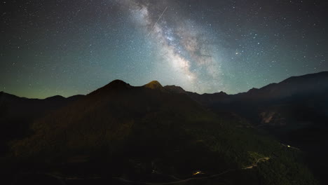 Colorida-Galaxia-Timelapse-De-La-Vía-Láctea-Moviéndose-Por-El-Cielo-Nocturno-Sobre-Los-Picos-De-Las-Montañas