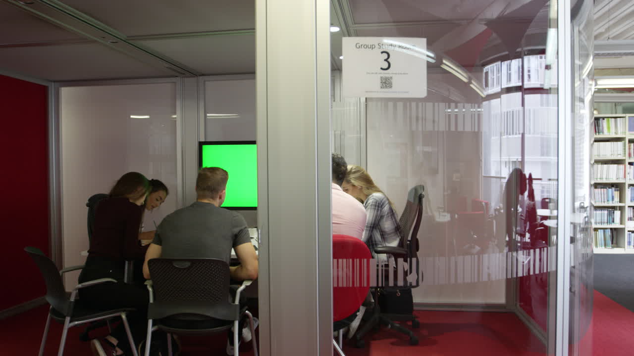 r3d에서 촬영된 프로젝트에서 협력하는 화면 주위의 학생들