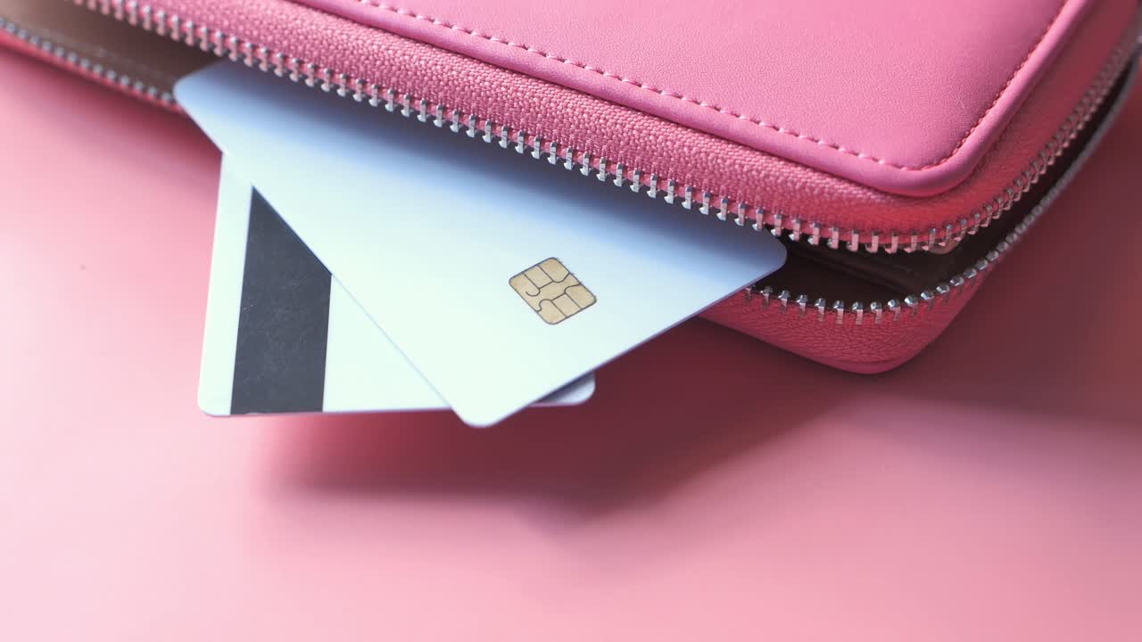 billetera de cuero rosa con tarjetas de crédito