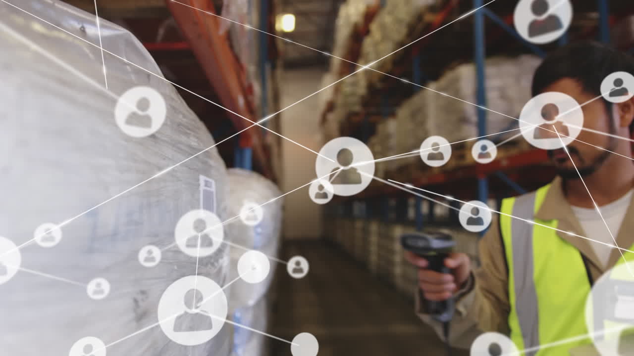 анимация сети профилей над азиатским рабочим мужчиной с помощью сканирующего устройства на складе.