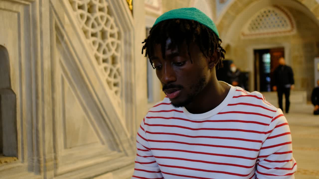 hombre africano orando en la mezquita