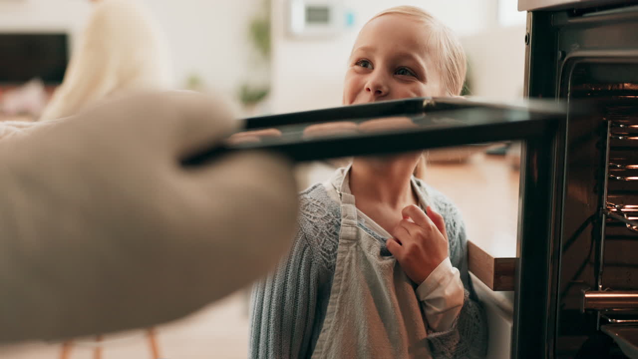 오븐, 베이킹과 아이와 쿠키와 함께 어머니