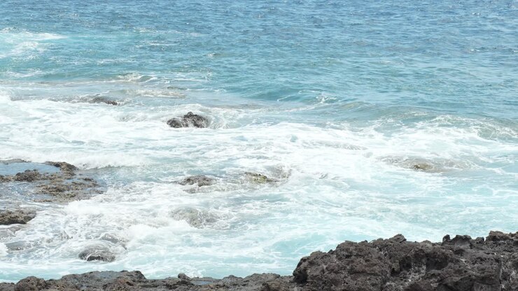 Acqua dell'oceano che lambisce le rocce sulla riva