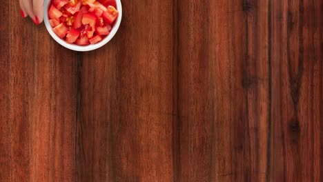 ofreciendo tomate picado