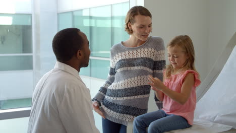 el pediatra se reúne con la madre y la hija en el hospital