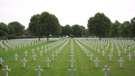 Breite-Rückwärts-Bewegende-Aufnahme-Von-Reihen-Weißer-Kreuze-Auf-Dem-Niederländischen-Amerikanischen-Friedhof-Und-Denkmal-In-Margraten,-Holland