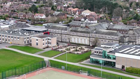 escuela primaria de harrogate, yorkshire, reino unido drone, aéreo