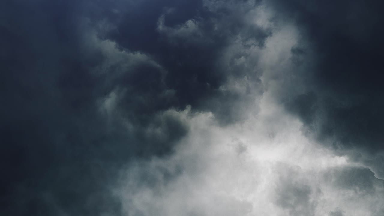 gruesos grupos de nubes que se mueven con tormentas eléctricas