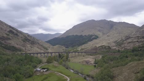 Vire-Del-Viaducto-De-Glenfinnan,-También-Conocido-Como-El-Puente-&#39;harry-Potter&#39;-En-Glenfinnan