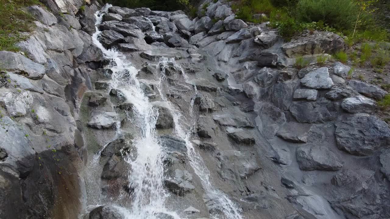 산속의 작은 강으로 날아가다