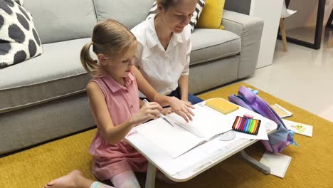 madre e hija haciendo la tarea en casa