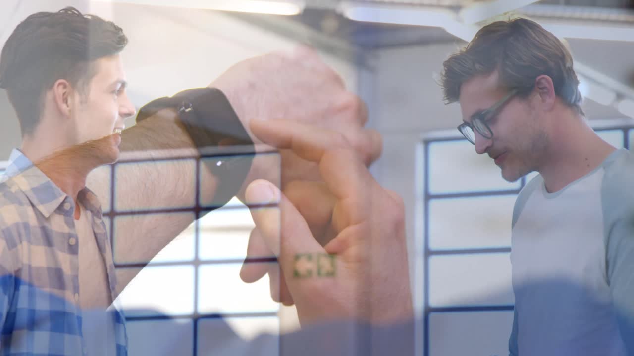 animación de una persona que usa un reloj inteligente sobre un grupo de personas de negocios