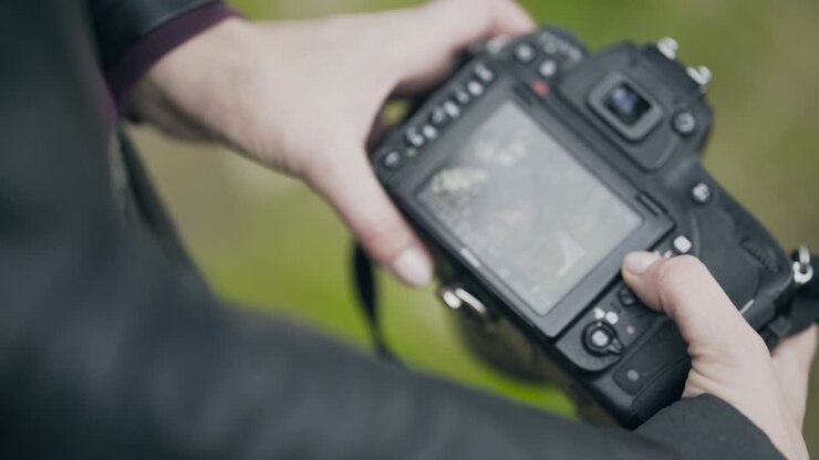 Person gennemser billede på et digitalkamera
