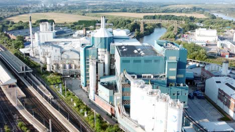 fábrica de fabricación de productos químicos industriales junto a warrington bank quay vías de tren vista aérea acercar