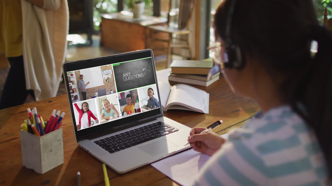 estudiante que usa una computadora portátil para una lección en línea en casa, con un maestro y una clase diversos en la pantalla