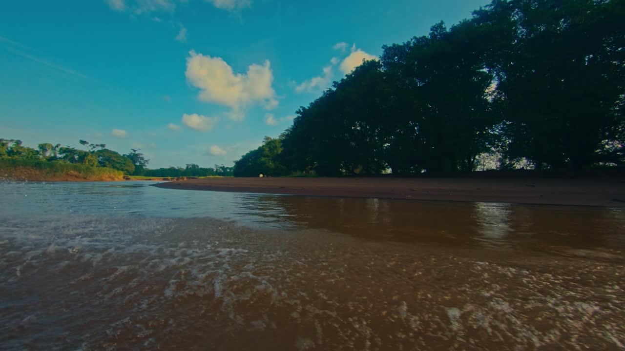 moviéndose a través del río en la selva tropical en el parque nacional tortuguero en costa rica, américa central en 4k