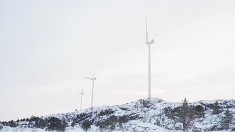 Turbinas-Eólicas-Contra-El-Cielo-Nublado-En-Bessaker,-Noruega-En-Invierno---Plano-Amplio